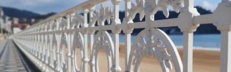 Barandilla de La Concha frente a la bahía de San Sebastián