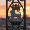 Barandilla de Pamplona con el león al atardecer
