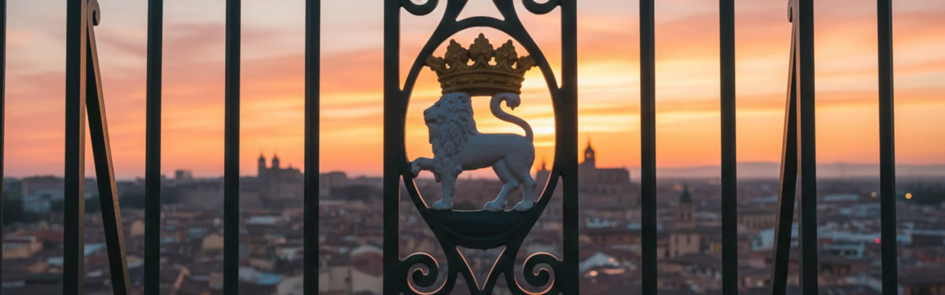 Barandilla de Pamplona con el león al atardecer